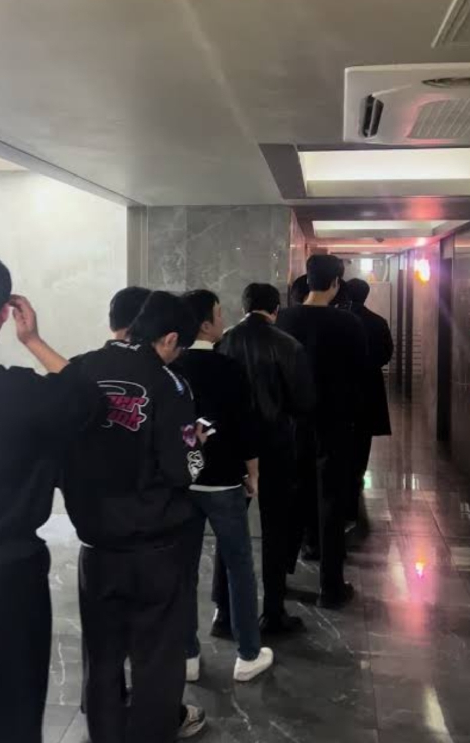 건대 W 초이스 현장 - 대리석 복도를 따라 줄지어 대기 중인 매니저들
