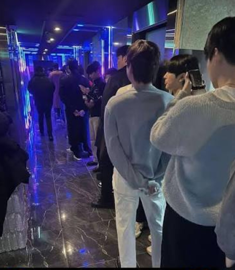 건대 W 초이스 현장 - 블루 네온 조명이 켜진 복도의 초이스 라인