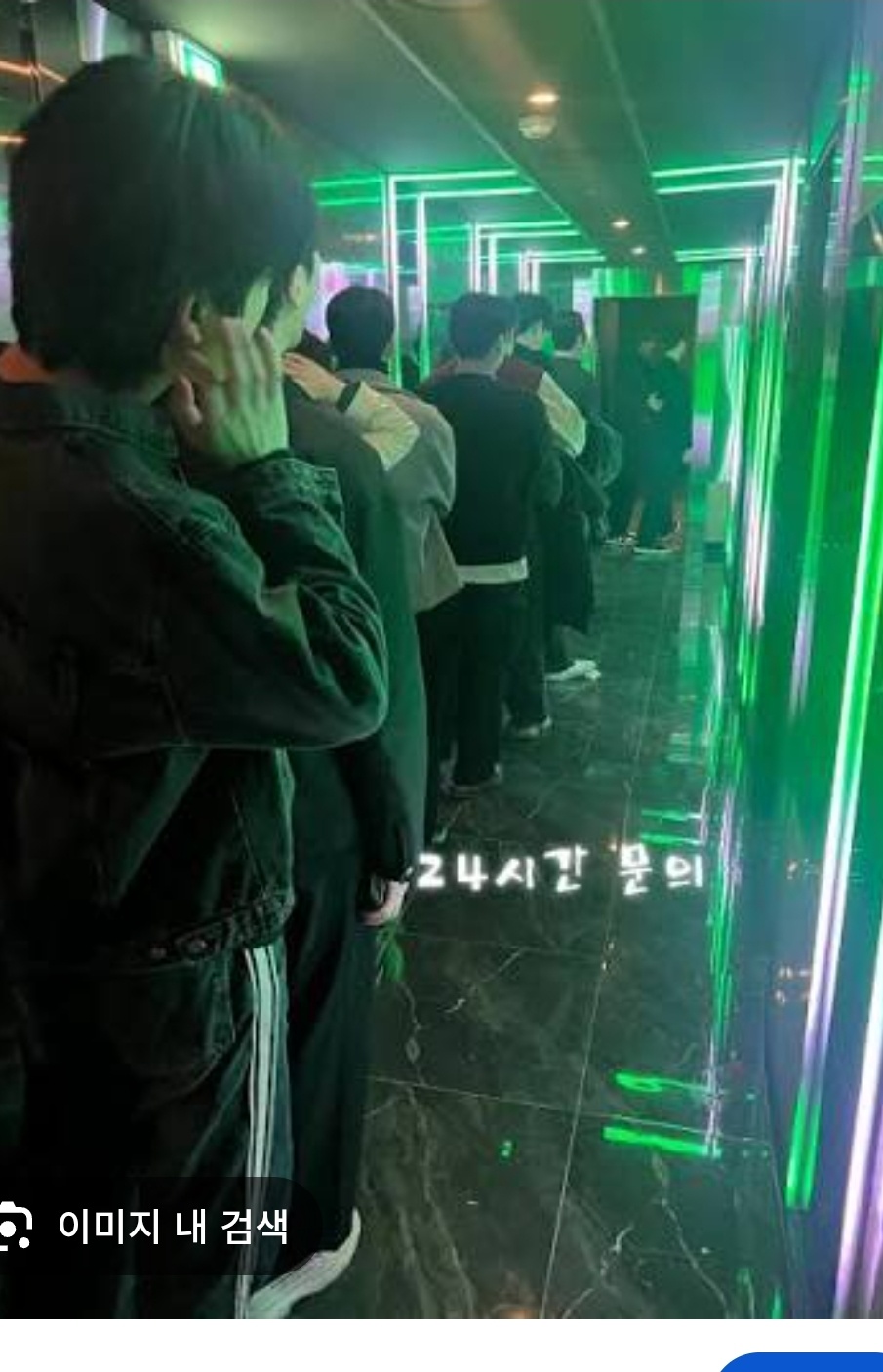 건대 W 초이스 현장 - 그린 네온 조명 아래 정렬한 매니저들
